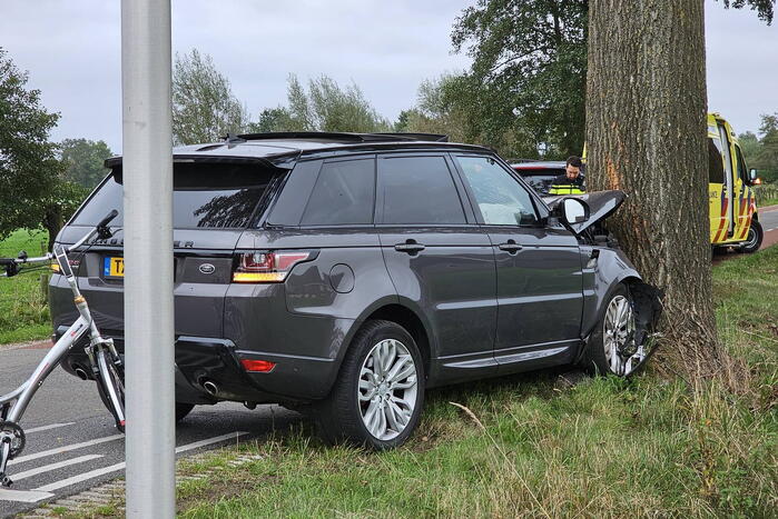 Range Rover klapt op boom bestuurder gewond