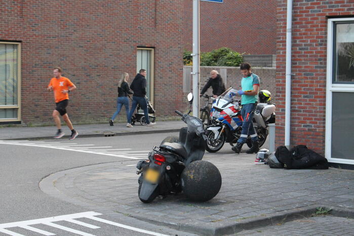 Twee opzittenden van scooter in botsing met automobilist