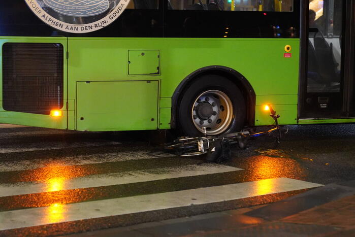 Fietser geschept door lijnbus