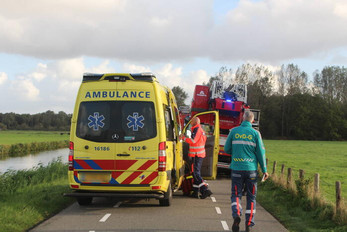 Auto raakt te water, traumahelikopter ingezet