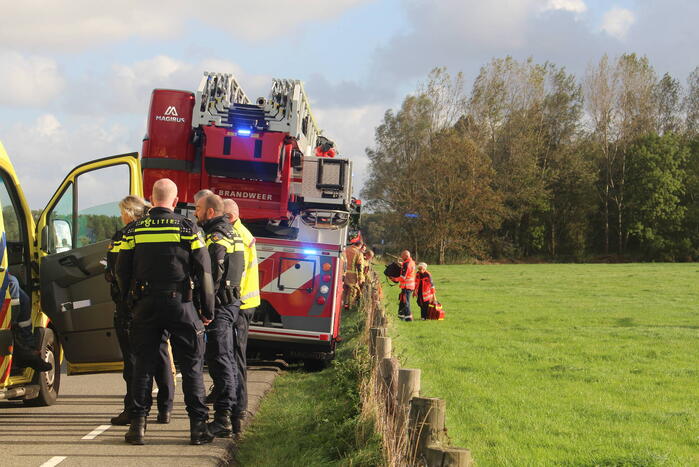 Auto raakt te water, traumahelikopter ingezet