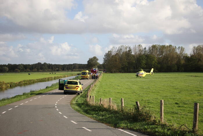 Auto raakt te water, traumahelikopter ingezet