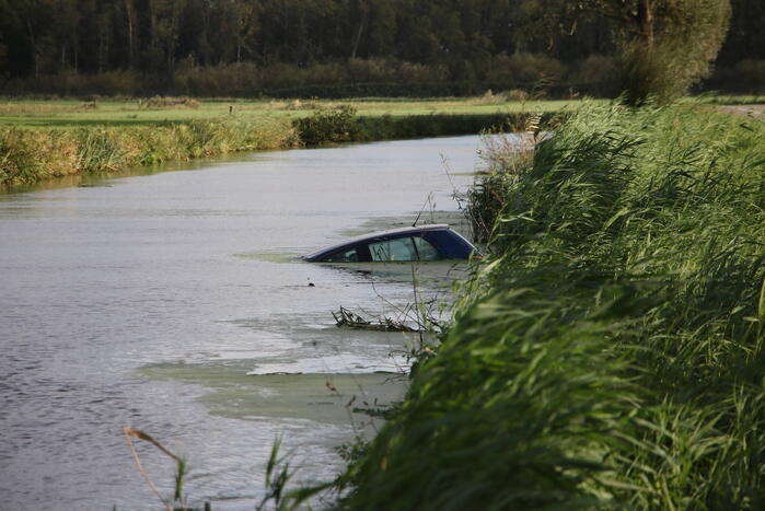 Auto raakt te water, traumahelikopter ingezet