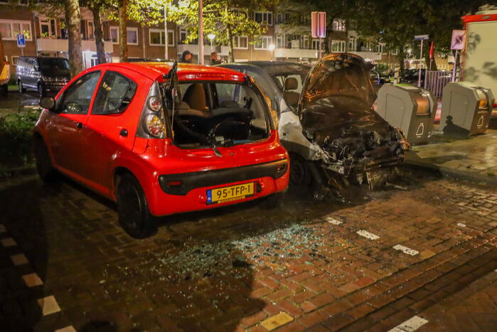 Twee auto's flink beschadigd door brand