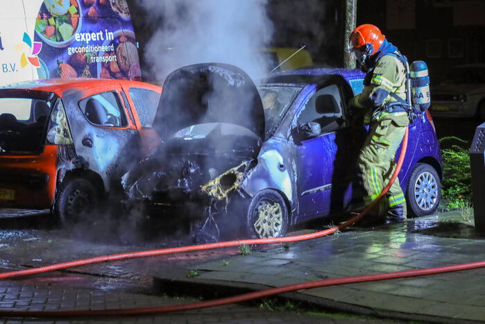 Twee auto's flink beschadigd door brand