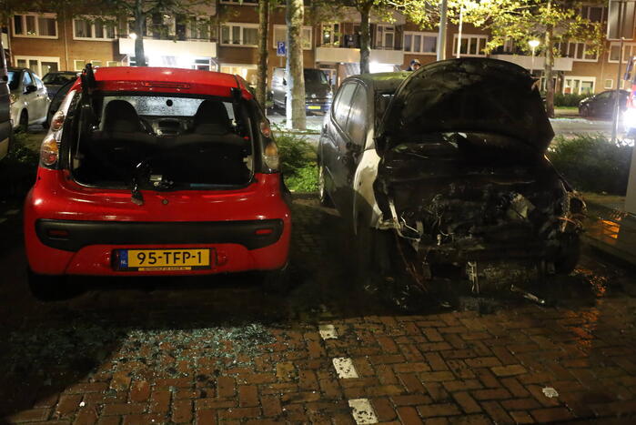 Twee auto's flink beschadigd door brand