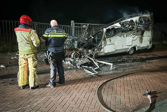 Camper in lichterlaaie op industrieterrein