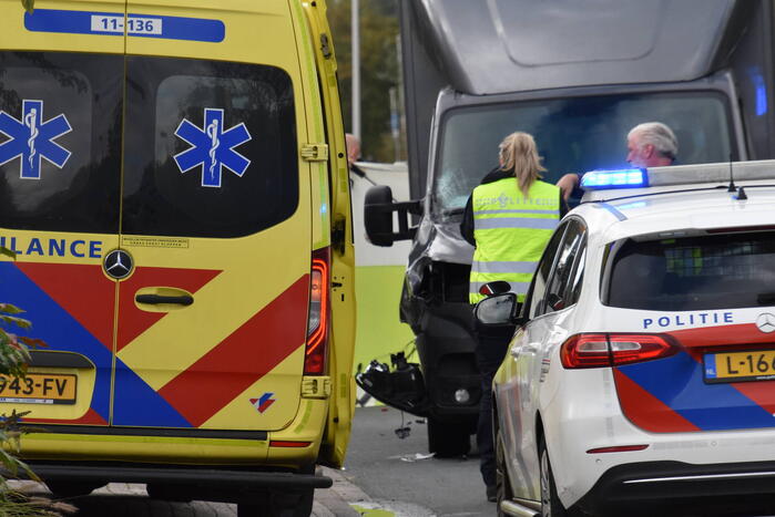 Persoon overleden bij botsing met bakwagen