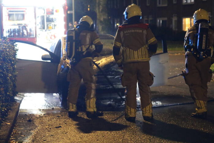 Auto vat vlam tijdens rijden