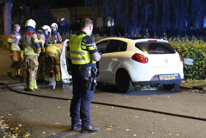 Auto vat vlam tijdens rijden