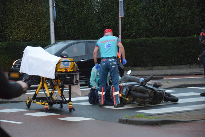 Scooter bestuurder gewond bij aanrijding