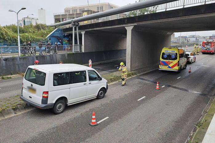 Bestelbus rijdt tegen brug