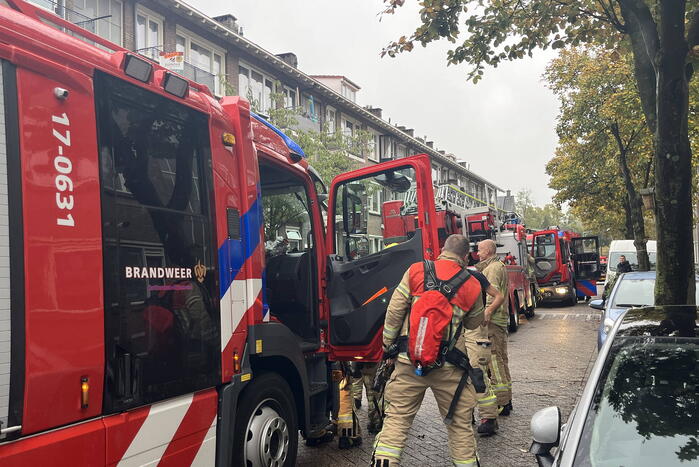 Brandweer doet onderzoek naar brandlucht