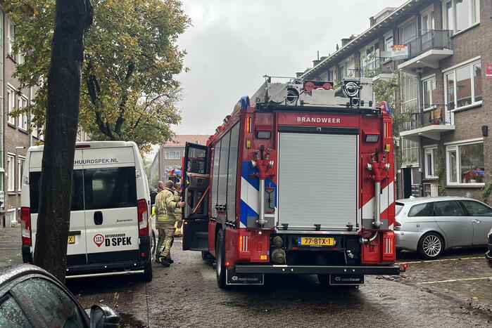 Brandweer doet onderzoek naar brandlucht