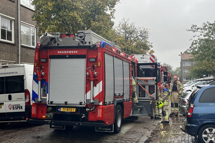 Brandweer doet onderzoek naar brandlucht