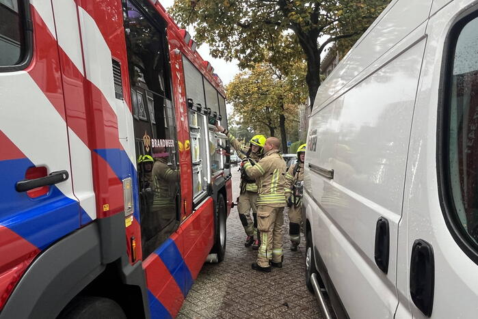 Brandweer doet onderzoek naar brandlucht