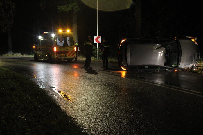 Auto op zijkant door ongeval