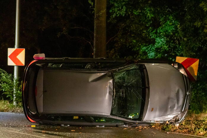 Auto op zijkant door ongeval