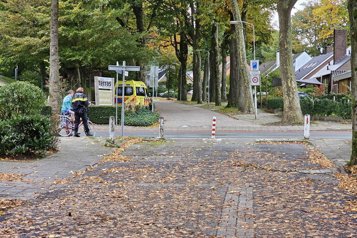 Fietser valt door glad wegdek