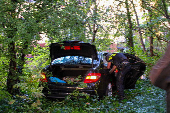 Automobilist raakt van de weg en belandt in bosschage