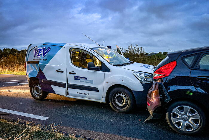 Veel schade bij kop-staartbotsing tussen drie voertuigen