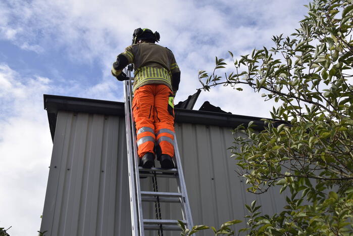 Dak dreigt los te waaien van bedrijfspand