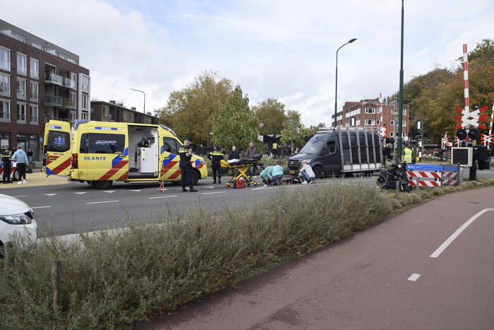 Scooterrijder botst achterop automobilist