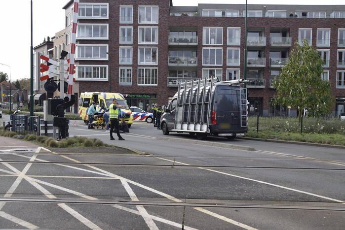 Scooterrijder botst achterop automobilist