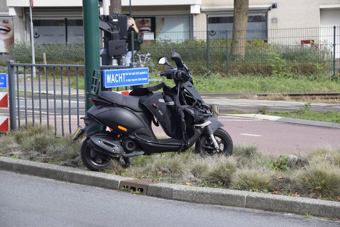 Scooterrijder botst achterop automobilist