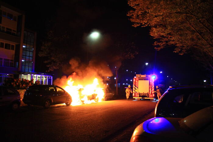 Twee geparkeerde auto's uitgebrand, politie start onderzoek naar brandstichting