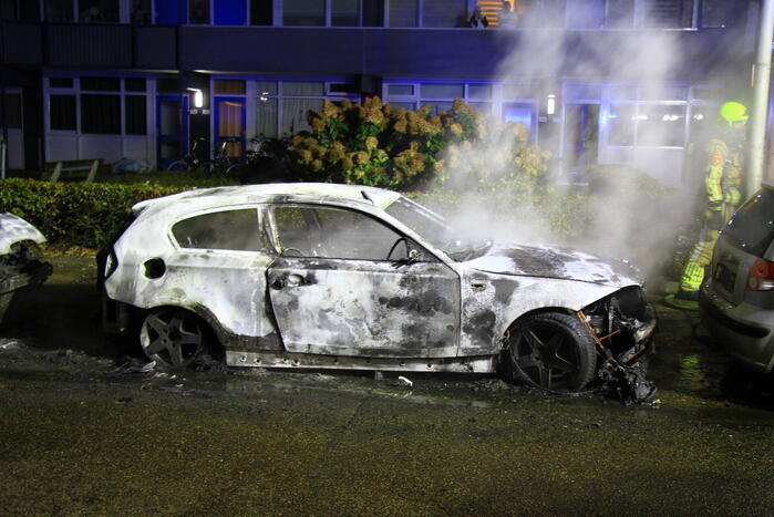 Twee geparkeerde auto's uitgebrand, politie start onderzoek naar brandstichting