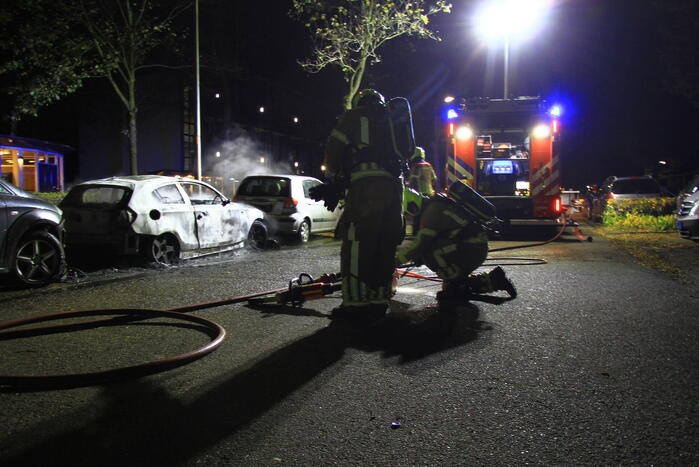 Twee geparkeerde auto's uitgebrand, politie start onderzoek naar brandstichting