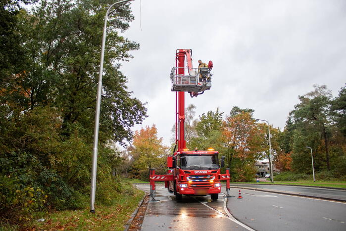 Auto beschadigd bij botsing tegen lantaarnpaal