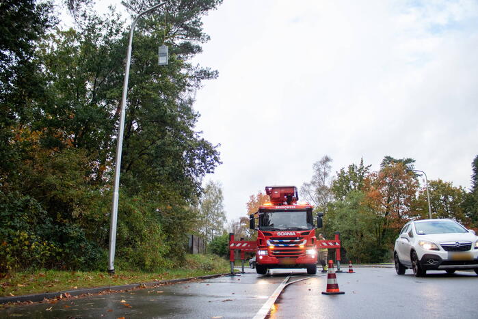 Auto beschadigd bij botsing tegen lantaarnpaal