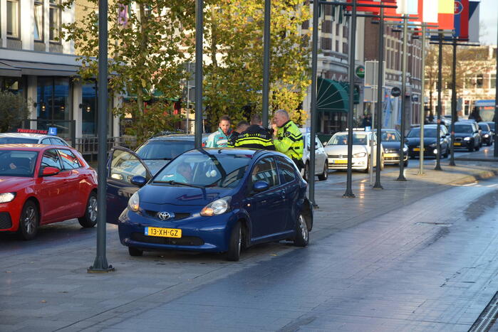 Twee voertuigen botsen op elkaar