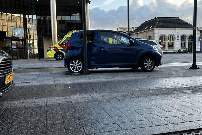 Twee voertuigen botsen op elkaar