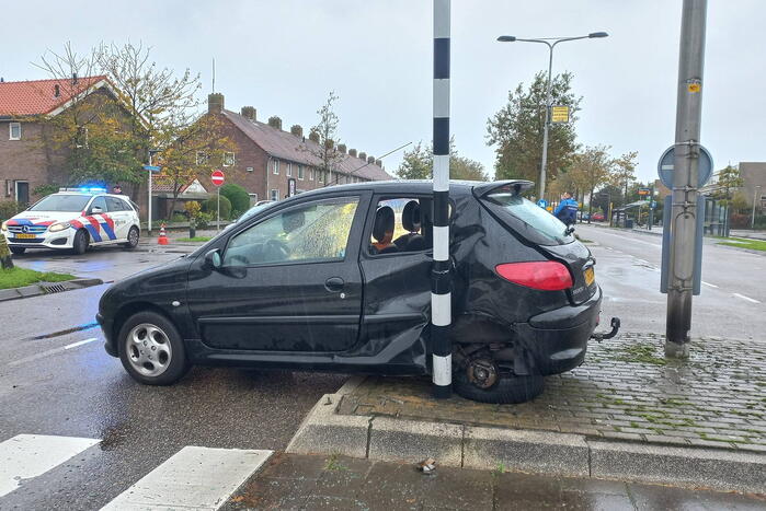 Auto loopt fikse schade op bij aanrijding op kruising