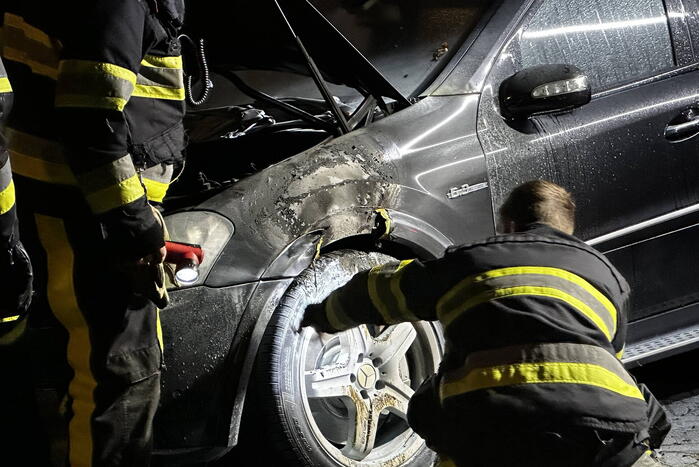 Personenauto beschadigd door brand