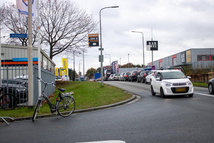 Fietser en auto botsen op kruising