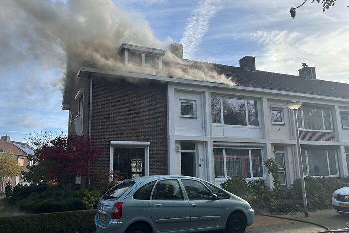 Flinke rookontwikkeling bij brand op zolder van woning