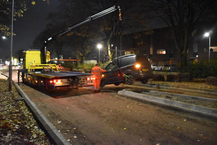 Bestelbus rijdt zich vast op vluchtheuvel