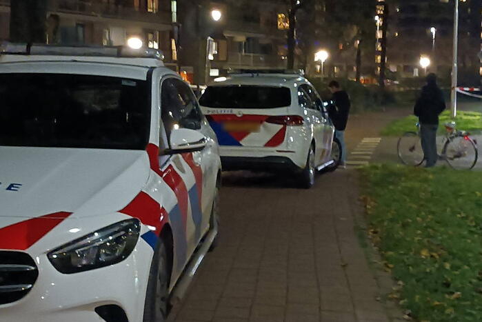 Onderzoek naar aantreffen overleden persoon naast flat