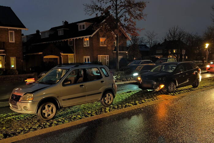 Schade bij kop-staartbotsing drie voertuigen