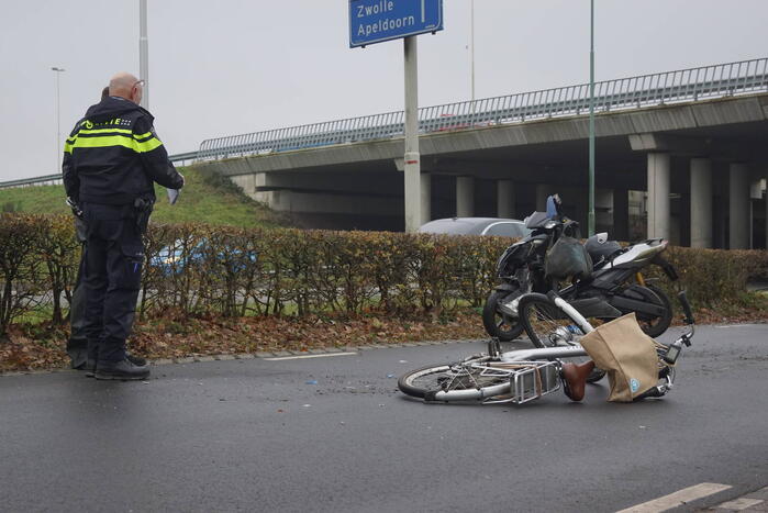 Fietsster gewond bij aanrijding met brommerrijder