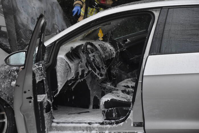 Auto vliegt al rijdend in brand