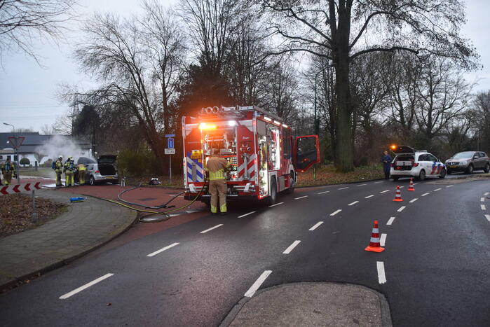 Auto vliegt al rijdend in brand