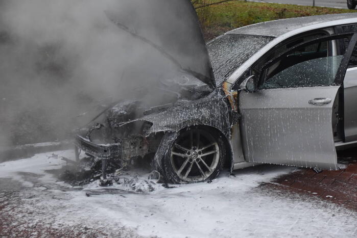 Auto vliegt al rijdend in brand