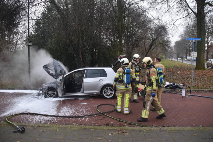 Auto vliegt al rijdend in brand