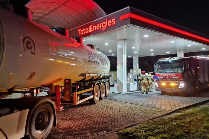 Vrachtwagenchauffeur ramt tankstation