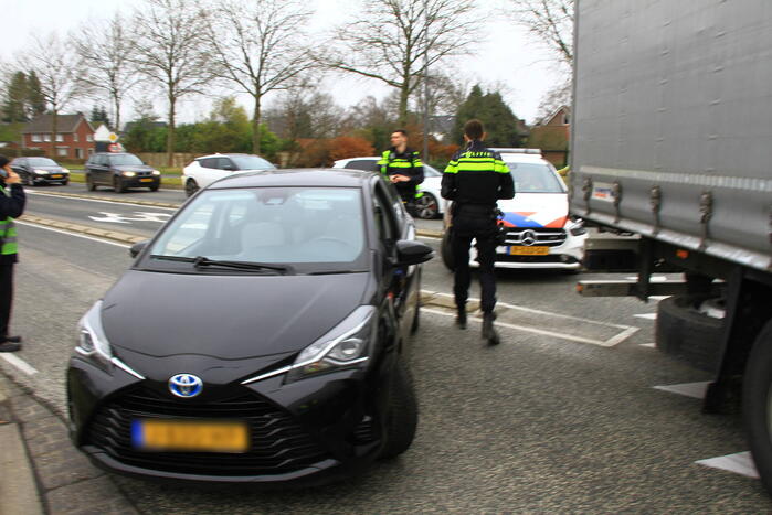 Afslaande vrachtwagen ziet personenauto over het hoofd